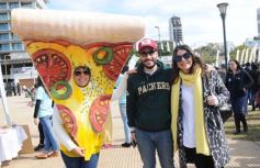 Foto de la galería: Solidaridad en la costanera posadeña: récord en elaboración y venta de pizza