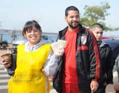 Foto de la galería: Solidaridad en la costanera posadeña: récord en elaboración y venta de pizza