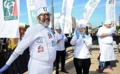 Foto de la galería: Solidaridad en la costanera posadeña: récord en elaboración y venta de pizza