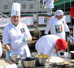 Foto de la galería: Solidaridad en la costanera posadeña: récord en elaboración y venta de pizza