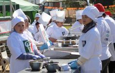 Foto de la galería: Solidaridad en la costanera posadeña: récord en elaboración y venta de pizza
