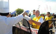 Foto de la galería: Solidaridad en la costanera posadeña: récord en elaboración y venta de pizza