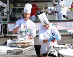 Foto de la galería: Solidaridad en la costanera posadeña: récord en elaboración y venta de pizza