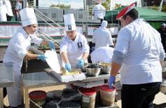 Foto de la galería: Solidaridad en la costanera posadeña: récord en elaboración y venta de pizza