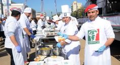 Foto de la galería: Solidaridad en la costanera posadeña: récord en elaboración y venta de pizza
