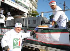 Foto de la galería: Solidaridad en la costanera posadeña: récord en elaboración y venta de pizza