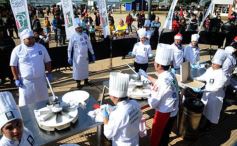 Foto de la galería: Solidaridad en la costanera posadeña: récord en elaboración y venta de pizza