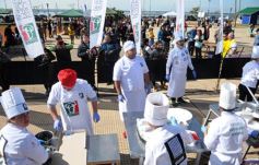 Foto de la galería: Solidaridad en la costanera posadeña: récord en elaboración y venta de pizza