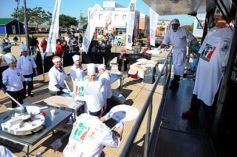 Foto de la galería: Solidaridad en la costanera posadeña: récord en elaboración y venta de pizza