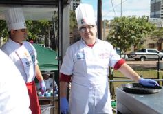 Foto de la galería: Solidaridad en la costanera posadeña: récord en elaboración y venta de pizza