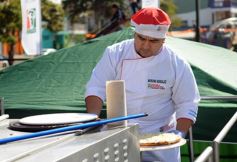 Foto de la galería: Solidaridad en la costanera posadeña: récord en elaboración y venta de pizza