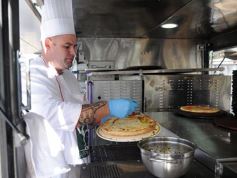 Foto de la galería: Solidaridad en la costanera posadeña: récord en elaboración y venta de pizza