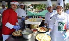 Foto de la galería: Solidaridad en la costanera posadeña: récord en elaboración y venta de pizza