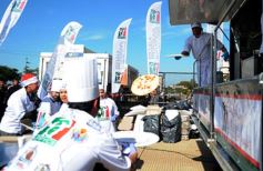 Foto de la galería: Solidaridad en la costanera posadeña: récord en elaboración y venta de pizza