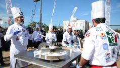 Foto de la galería: Solidaridad en la costanera posadeña: récord en elaboración y venta de pizza