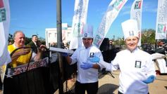 Foto de la galería: Solidaridad en la costanera posadeña: récord en elaboración y venta de pizza