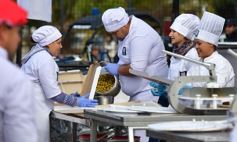 Foto de la galería: Solidaridad en la costanera posadeña: récord en elaboración y venta de pizza