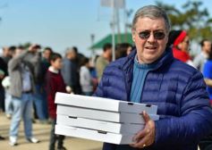 Foto de la galería: Solidaridad en la costanera posadeña: récord en elaboración y venta de pizza