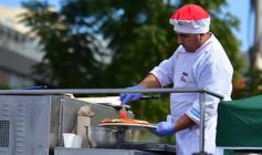 Foto de la galería: Solidaridad en la costanera posadeña: récord en elaboración y venta de pizza