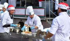 Foto de la galería: Solidaridad en la costanera posadeña: récord en elaboración y venta de pizza