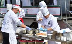Foto de la galería: Solidaridad en la costanera posadeña: récord en elaboración y venta de pizza