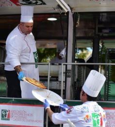 Foto de la galería: Solidaridad en la costanera posadeña: récord en elaboración y venta de pizza