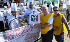 Foto de la galería: Solidaridad en la costanera posadeña: récord en elaboración y venta de pizza