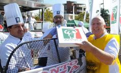 Foto de la galería: Solidaridad en la costanera posadeña: récord en elaboración y venta de pizza