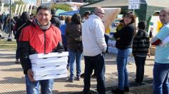 Foto de la galería: Solidaridad en la costanera posadeña: récord en elaboración y venta de pizza
