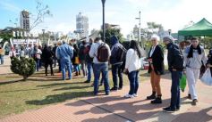 Foto de la galería: Solidaridad en la costanera posadeña: récord en elaboración y venta de pizza