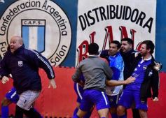 Foto de la galería: Tras una definición cabeza a cabeza, el campeón de Futsal fue Telecentro