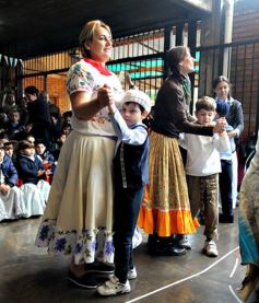 Foto de la galería: Día del Folklore en el Colegio del Carmen: pura tradición y emoción de la mano de los chicos