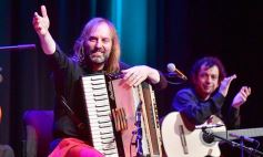 Foto de la galería: Emoción y talento: el Chango Spasiuk presentó su nuevo disco en el Teatro Lírico