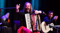 Foto de la galería: Emoción y talento: el Chango Spasiuk presentó su nuevo disco en el Teatro Lírico