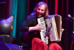 Foto de la galería: Emoción y talento: el Chango Spasiuk presentó su nuevo disco en el Teatro Lírico