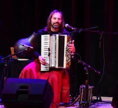 Foto de la galería: Emoción y talento: el Chango Spasiuk presentó su nuevo disco en el Teatro Lírico