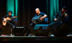 Foto de la galería: Emoción y talento: el Chango Spasiuk presentó su nuevo disco en el Teatro Lírico