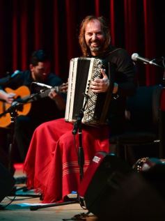 Foto de la galería: Emoción y talento: el Chango Spasiuk presentó su nuevo disco en el Teatro Lírico