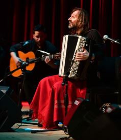 Foto de la galería: Emoción y talento: el Chango Spasiuk presentó su nuevo disco en el Teatro Lírico