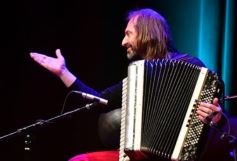 Foto de la galería: Emoción y talento: el Chango Spasiuk presentó su nuevo disco en el Teatro Lírico