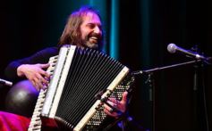Foto de la galería: Emoción y talento: el Chango Spasiuk presentó su nuevo disco en el Teatro Lírico