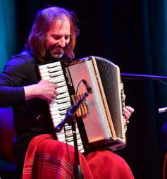 Foto de la galería: Emoción y talento: el Chango Spasiuk presentó su nuevo disco en el Teatro Lírico