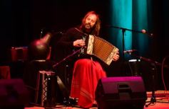 Foto de la galería: Emoción y talento: el Chango Spasiuk presentó su nuevo disco en el Teatro Lírico