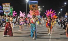 Foto de la galería: Un clásico, la Estudiantina posadeña, brilló como siempre en la costanera