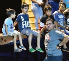 Foto de la galería: Un clásico, la Estudiantina posadeña, brilló como siempre en la costanera