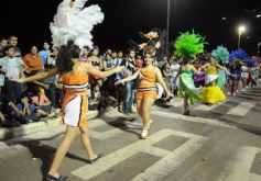 Foto de la galería: Un clásico, la Estudiantina posadeña, brilló como siempre en la costanera