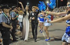 Foto de la galería: Un clásico, la Estudiantina posadeña, brilló como siempre en la costanera