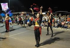 Foto de la galería: Un clásico, la Estudiantina posadeña, brilló como siempre en la costanera