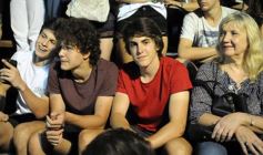 Foto de la galería: Un clásico, la Estudiantina posadeña, brilló como siempre en la costanera