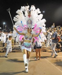 Foto de la galería: Un clásico, la Estudiantina posadeña, brilló como siempre en la costanera